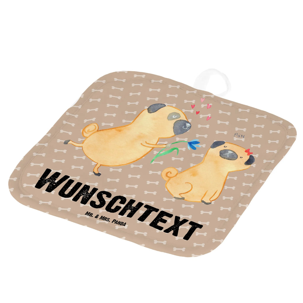 Personalisierte Topflappen Mops verliebt Topflappen personalisiert, Personalisierte Topfuntersetzer, Personalisierter Ofenhandschuh, Topflappen Set personalisiert, Topflappen mit Namen, Namensaufdruck, Hund, Hundemotiv, Haustier, Hunderasse, Tierliebhaber, Hundebesitzer, Sprüche, Mops, Möpse, Hundeliebe, verliebt, Liebe, Liebesspruch. Verlobt, Geschenk Freund, Partner