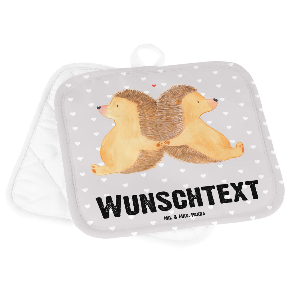 Personalisierte Topflappen Igel händchenhaltend Topflappen personalisiert, Personalisierte Topfuntersetzer, Personalisierter Ofenhandschuh, Topflappen Set personalisiert, Topflappen mit Namen, Namensaufdruck, Liebe, Partner, Freund, Freundin, Ehemann, Ehefrau, Heiraten, Verlobung, Heiratsantrag, Liebesgeschenk, Jahrestag, Hocheitstag, Igel, Igelliebe, Hand in Hand, Liebesbeweis, große Liebe, Liebesbotschaft, Hochzeit, Lieblingsmensch, Gemeinsamkeit, Love, Geschenk für zwei