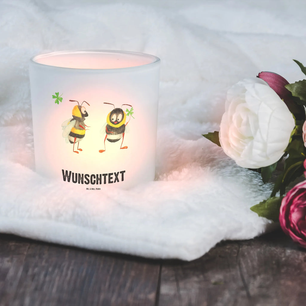 Personalisiertes Windlicht Bienen Paar Personalisiertes Windlicht, Personalisiertes Windlicht Glas, Personalisiertes Teelichtglas, Personalisierter Teelichthalter, Personalisiertes Kerzenglas, Personalisierte Kerze, Personalisiertes Teelicht, Windlicht mit Namen, Windlicht Glas mit Namen, Teelichtglas mit Namen, Teelichthalter mit Namen, Teelichter mit Namen, Kerzenglas mit Namen, Kerze mit Namen, Teelicht mit Namen, Namenspersonalisierung, Name, selbst gestalten, Wunschtext, Bedrucken, Liebe, Partner, Freund, Freundin, Ehemann, Ehefrau, Heiraten, Verlobung, Heiratsantrag, Liebesgeschenk, Jahrestag, Hocheitstag, Valentinstag, Geschenk für Frauen, Hochzeitstag, Mitbringsel, Geschenk für Freundin, Geschenk für Partner, Liebesbeweis, für Männer, für Ehemann, Schildkröten, verliebte Schildkröten