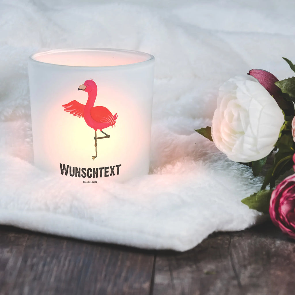 Personalisiertes Windlicht Flamingo Yoga Personalisiertes Windlicht, Personalisiertes Windlicht Glas, Personalisiertes Teelichtglas, Personalisierter Teelichthalter, Personalisiertes Kerzenglas, Personalisierte Kerze, Personalisiertes Teelicht, Windlicht mit Namen, Windlicht Glas mit Namen, Teelichtglas mit Namen, Teelichthalter mit Namen, Teelichter mit Namen, Kerzenglas mit Namen, Kerze mit Namen, Teelicht mit Namen, Namenspersonalisierung, Name, selbst gestalten, Wunschtext, Bedrucken, Flamingo, Vogel, Yoga, Namaste, Achtsamkeit, Yoga-Übung, Entspannung, Ärger, Aufregen, Tiefenentspannung