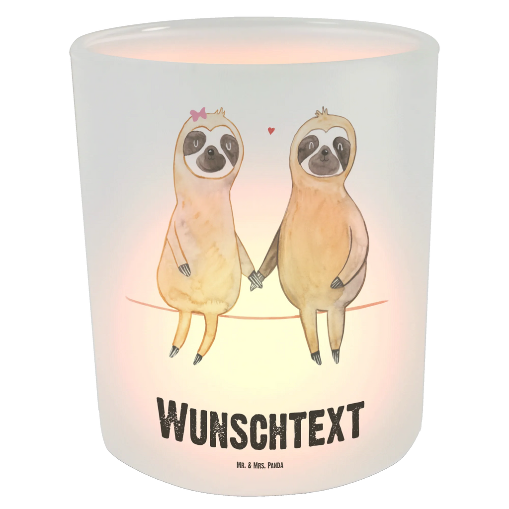 Personalisiertes Windlicht Faultier Pärchen Personalisiertes Windlicht, Personalisiertes Windlicht Glas, Personalisiertes Teelichtglas, Personalisierter Teelichthalter, Personalisiertes Kerzenglas, Personalisierte Kerze, Personalisiertes Teelicht, Windlicht mit Namen, Windlicht Glas mit Namen, Teelichtglas mit Namen, Teelichthalter mit Namen, Teelichter mit Namen, Kerzenglas mit Namen, Kerze mit Namen, Teelicht mit Namen, Namenspersonalisierung, Name, selbst gestalten, Wunschtext, Bedrucken, Faultier, Faultier Geschenk, Faultier Deko, Faultiere, faul, Lieblingstier, Liebe, Liebespaar, Faultierliebe, Faultierpärchen, verliebt, verlobt, gemeinsam, relaxen, Pärchen, Beziehung, Langsamkeit