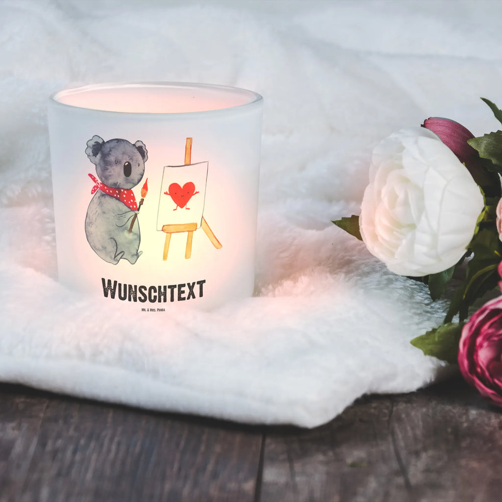 Personalisiertes Windlicht Koala Künstler Personalisiertes Windlicht, Personalisiertes Windlicht Glas, Personalisiertes Teelichtglas, Personalisierter Teelichthalter, Personalisiertes Kerzenglas, Personalisierte Kerze, Personalisiertes Teelicht, Windlicht mit Namen, Windlicht Glas mit Namen, Teelichtglas mit Namen, Teelichthalter mit Namen, Teelichter mit Namen, Kerzenglas mit Namen, Kerze mit Namen, Teelicht mit Namen, Namenspersonalisierung, Name, selbst gestalten, Wunschtext, Bedrucken, Koala, Koalabär, Liebe, Liebensbeweis, Liebesgeschenk, Gefühle, Künstler, zeichnen