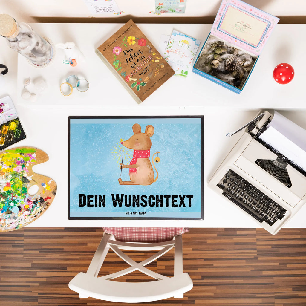 Personalisierte Schreibtischunterlage Weihnachtsmaus Personalisierte Schreibunterlage, Personalisierte Schreibtischauflage, Personalisierte Schreibtisch Unterlagen, Schreibunterlage mit Namen, Schreibtischauflage mit Namen, Schreibtisch Unterlagen mit Namen, Selbst gestalten, Namensaufdruck, Namenspersonalisierung, Winter, Weihnachten, Weihnachtsdeko, Nikolaus, Advent, Heiligabend, Wintermotiv, Frohe Weihnachten, Weihnachtsgruß, Weihnachtsmotiv, Maus, Mäuschen, Weihnachtswunder