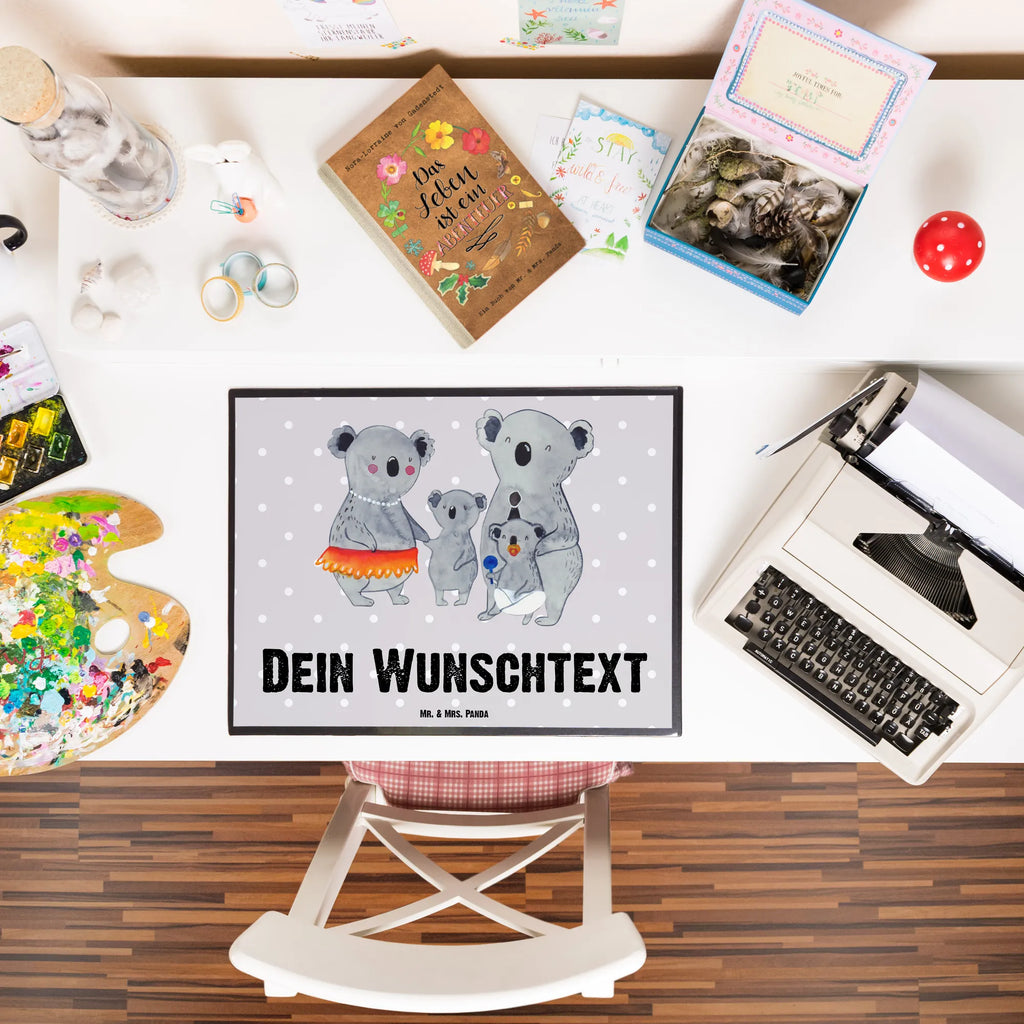 Personalisierte Schreibtischunterlage Koala Familie Personalisierte Schreibunterlage, Personalisierte Schreibtischauflage, Personalisierte Schreibtisch Unterlagen, Schreibunterlage mit Namen, Schreibtischauflage mit Namen, Schreibtisch Unterlagen mit Namen, Selbst gestalten, Namensaufdruck, Namenspersonalisierung, Familie, Vatertag, Muttertag, Bruder, Schwester, Mama, Papa, Oma, Opa, Koala, Koalas, Family, Kinder, Geschwister, Familienleben