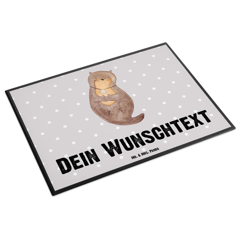 Personalisierte Schreibtischunterlage Otter mit Muschelmedaillon Personalisierte Schreibunterlage, Personalisierte Schreibtischauflage, Personalisierte Schreibtisch Unterlagen, Schreibunterlage mit Namen, Schreibtischauflage mit Namen, Schreibtisch Unterlagen mit Namen, Selbst gestalten, Namensaufdruck, Namenspersonalisierung, Otter, Fischotter, Seeotter, Otterliebe, grübeln, träumen, Motivation, Tagträumen, Büro