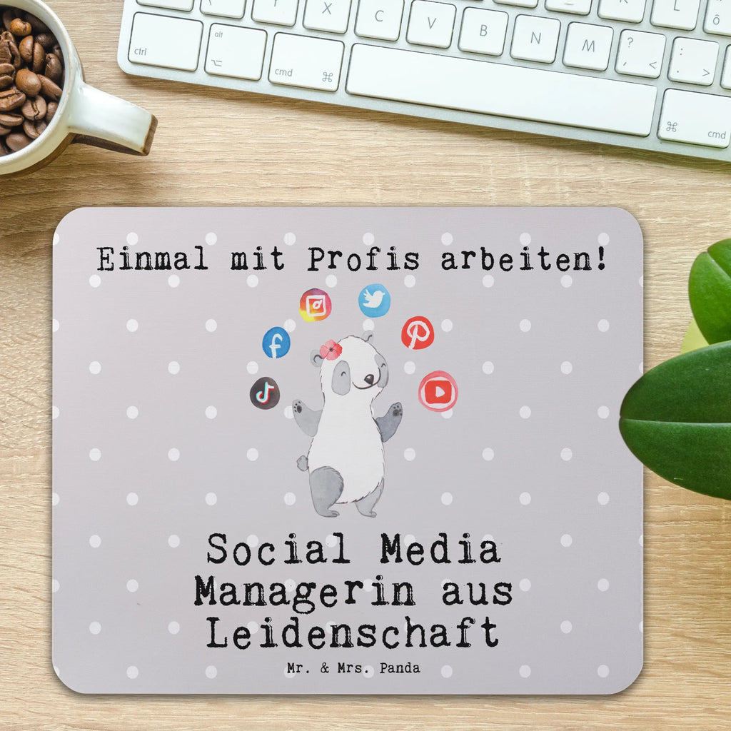 Mauspad Social Media Managerin aus Leidenschaft Mousepad, Computer zubehör, Büroausstattung, PC Zubehör, Arbeitszimmer, Mauspad, Einzigartiges Mauspad, Designer Mauspad, Mausunterlage, Mauspad Büro, Beruf, Ausbildung, Jubiläum, Abschied, Rente, Kollege, Kollegin, Geschenk, Schenken, Arbeitskollege, Mitarbeiter, Firma, Danke, Dankeschön