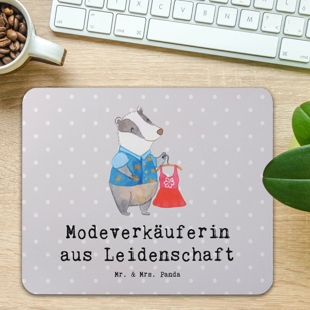 Mauspad Modeverkäuferin aus Leidenschaft Mousepad, Computer zubehör, Büroausstattung, PC Zubehör, Arbeitszimmer, Mauspad, Einzigartiges Mauspad, Designer Mauspad, Mausunterlage, Mauspad Büro, Beruf, Ausbildung, Jubiläum, Abschied, Rente, Kollege, Kollegin, Geschenk, Schenken, Arbeitskollege, Mitarbeiter, Firma, Danke, Dankeschön, Modeverkäuferin, Verkäuferin, Fashion Store