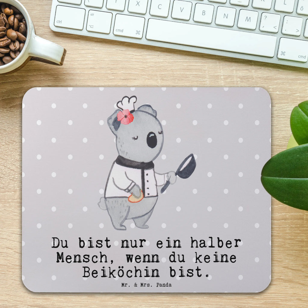 Mauspad Beiköchin mit Herz Mousepad, Computer zubehör, Büroausstattung, PC Zubehör, Arbeitszimmer, Mauspad, Einzigartiges Mauspad, Designer Mauspad, Mausunterlage, Mauspad Büro, Beruf, Ausbildung, Jubiläum, Abschied, Rente, Kollege, Kollegin, Geschenk, Schenken, Arbeitskollege, Mitarbeiter, Firma, Danke, Dankeschön, Beiköchin, Spülhilfe, Hilfsköchin, Jungkoch, Küchenhilfe, Gastronomie, Restaurant, Köchin