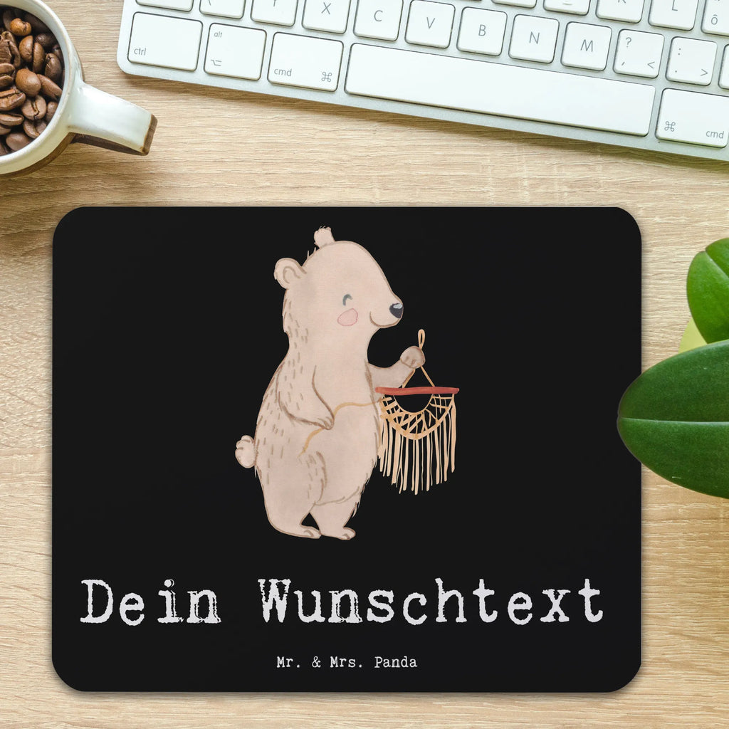 Personalisiertes Mauspad Bär Makramee Personalisiertes Mousepad, Personalisiertes Mouse Pad, Personalisiertes Mauspad, Mauspad mit Namen, Mousepad mit Namen, Mauspad bedrucken, Mousepad bedrucken, Namensaufdruck, selbst bedrucken, Arbeitszimmer Geschenk, Büro Geschenk, Mouse Pad mit Namen, Selbst bedrucken, Individuelles Mauspad, Einzigartiges Mauspad, Mauspad mit Namen gestalten, Geschenk, Sport, Sportart, Hobby, Schenken, Danke, Dankeschön, Auszeichnung, Gewinn, Sportler, Makramee, Basteln, Basteln mit Makramee