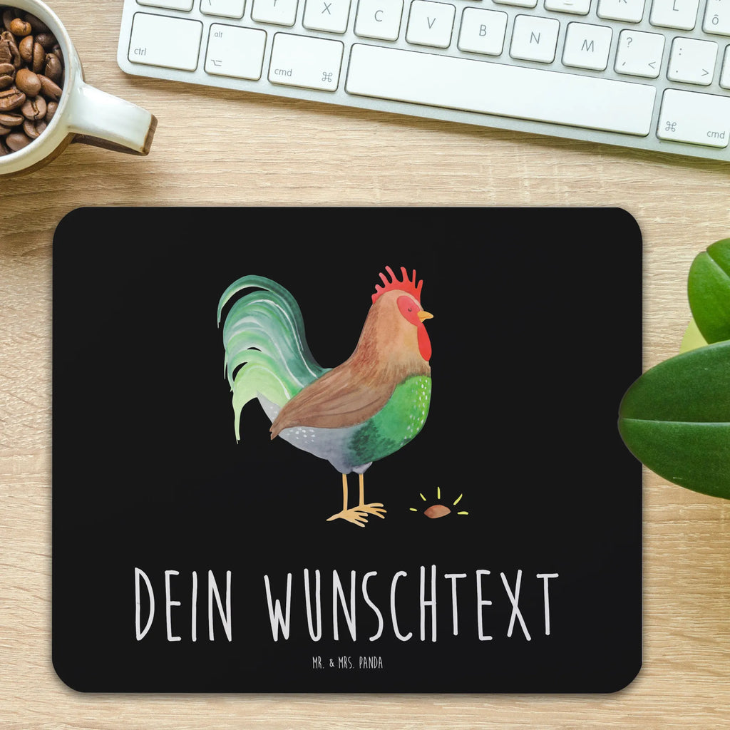 Personalisiertes Mauspad Hahn mit Korn Personalisiertes Mousepad, Personalisiertes Mouse Pad, Personalisiertes Mauspad, Mauspad mit Namen, Mousepad mit Namen, Mauspad bedrucken, Mousepad bedrucken, Namensaufdruck, selbst bedrucken, Arbeitszimmer Geschenk, Büro Geschenk, Mouse Pad mit Namen, Selbst bedrucken, Individuelles Mauspad, Einzigartiges Mauspad, Mauspad mit Namen gestalten, Bauernhof, Hoftiere, Landwirt, Landwirtin, Hahn, Korn, Henne, Eier, Natur