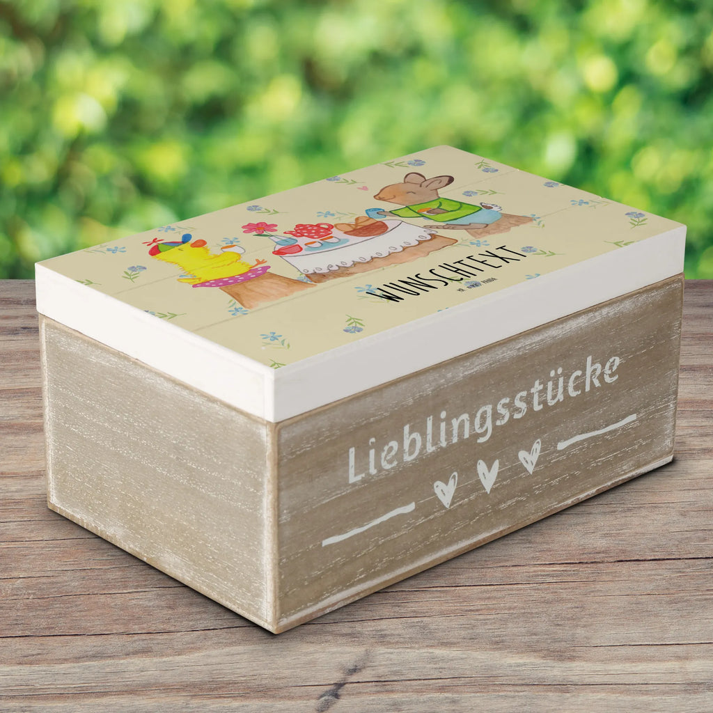 Personalisierte Holzkiste Ostern Frühstück Holzkiste mit Namen, Kiste mit Namen, Schatzkiste mit Namen, Truhe mit Namen, Schatulle mit Namen, Erinnerungsbox mit Namen, Erinnerungskiste, mit Namen, Dekokiste mit Namen, Aufbewahrungsbox mit Namen, Holzkiste Personalisiert, Kiste Personalisiert, Schatzkiste Personalisiert, Truhe Personalisiert, Schatulle Personalisiert, Erinnerungsbox Personalisiert, Erinnerungskiste Personalisiert, Dekokiste Personalisiert, Aufbewahrungsbox Personalisiert, Geschenkbox personalisiert, GEschenkdose personalisiert, Ostern, Osterhase, Ostergeschenke, Osternest, Osterdeko, Geschenke zu Ostern, Ostern Geschenk, Ostergeschenke Kinder, Ostern Kinder, Ostergrüße, Ostereier, Frühling, Frühlingsgefühle, Hase, Osterfrühstück, Frühstück, Picknick, Küken, Osterküken