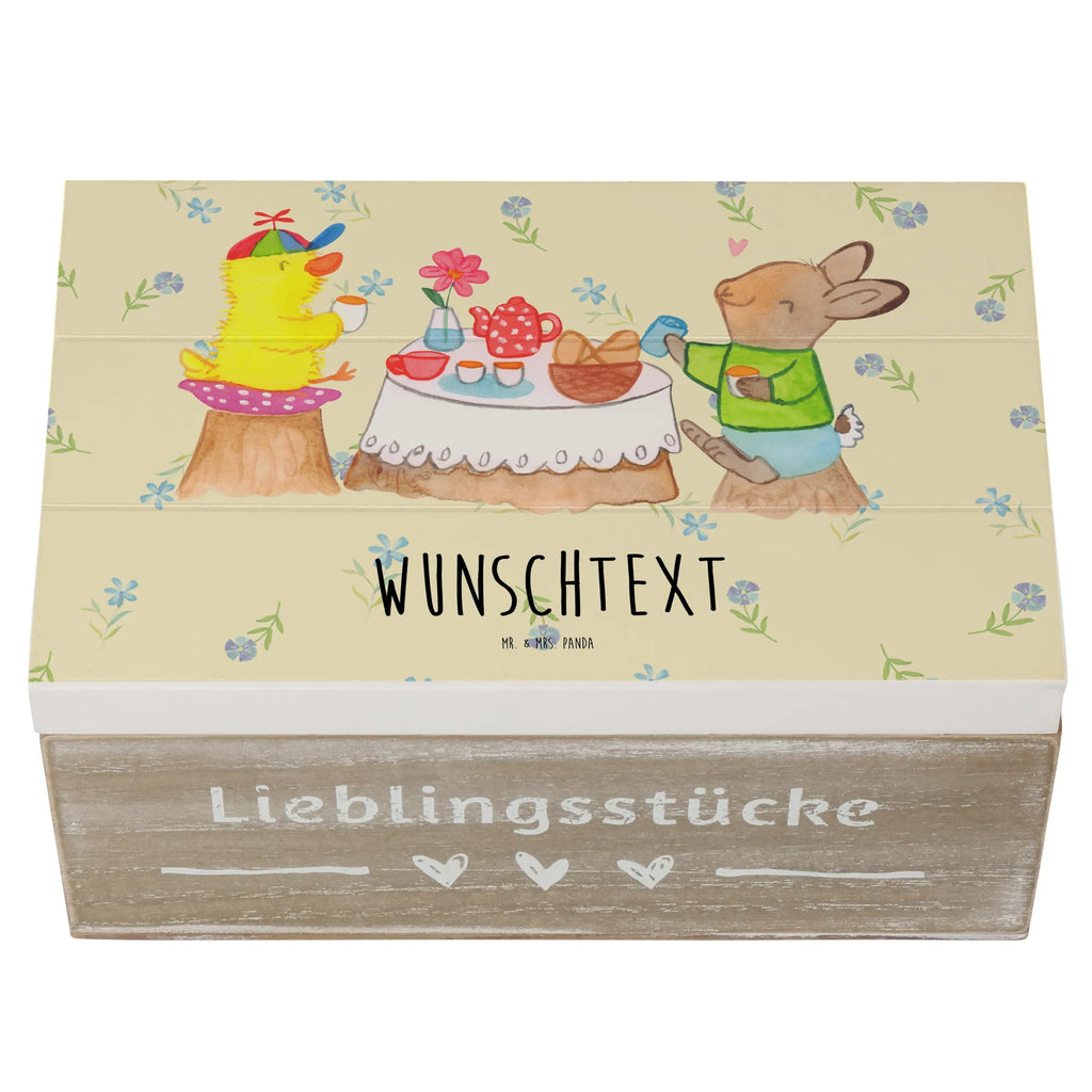 Personalisierte Holzkiste Ostern Frühstück Holzkiste mit Namen, Kiste mit Namen, Schatzkiste mit Namen, Truhe mit Namen, Schatulle mit Namen, Erinnerungsbox mit Namen, Erinnerungskiste, mit Namen, Dekokiste mit Namen, Aufbewahrungsbox mit Namen, Holzkiste Personalisiert, Kiste Personalisiert, Schatzkiste Personalisiert, Truhe Personalisiert, Schatulle Personalisiert, Erinnerungsbox Personalisiert, Erinnerungskiste Personalisiert, Dekokiste Personalisiert, Aufbewahrungsbox Personalisiert, Geschenkbox personalisiert, GEschenkdose personalisiert, Ostern, Osterhase, Ostergeschenke, Osternest, Osterdeko, Geschenke zu Ostern, Ostern Geschenk, Ostergeschenke Kinder, Ostern Kinder, Ostergrüße, Ostereier, Frühling, Frühlingsgefühle, Hase, Osterfrühstück, Frühstück, Picknick, Küken, Osterküken