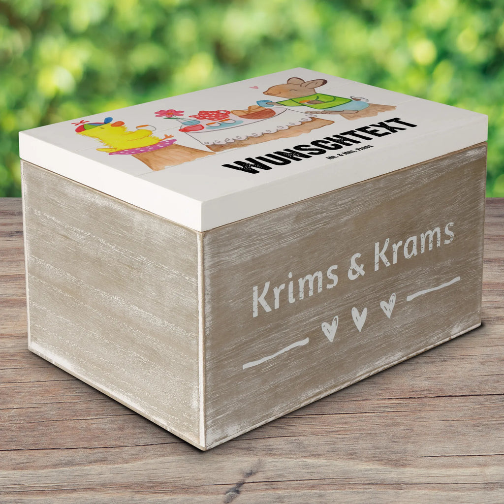 Personalisierte Holzkiste Ostern Frühstück Holzkiste mit Namen, Kiste mit Namen, Schatzkiste mit Namen, Truhe mit Namen, Schatulle mit Namen, Erinnerungsbox mit Namen, Erinnerungskiste, mit Namen, Dekokiste mit Namen, Aufbewahrungsbox mit Namen, Holzkiste Personalisiert, Kiste Personalisiert, Schatzkiste Personalisiert, Truhe Personalisiert, Schatulle Personalisiert, Erinnerungsbox Personalisiert, Erinnerungskiste Personalisiert, Dekokiste Personalisiert, Aufbewahrungsbox Personalisiert, Geschenkbox personalisiert, GEschenkdose personalisiert, Ostern, Osterhase, Ostergeschenke, Osternest, Osterdeko, Geschenke zu Ostern, Ostern Geschenk, Ostergeschenke Kinder, Ostern Kinder, Ostergrüße, Ostereier, Frühling, Frühlingsgefühle, Hase, Osterfrühstück, Frühstück, Picknick, Küken, Osterküken