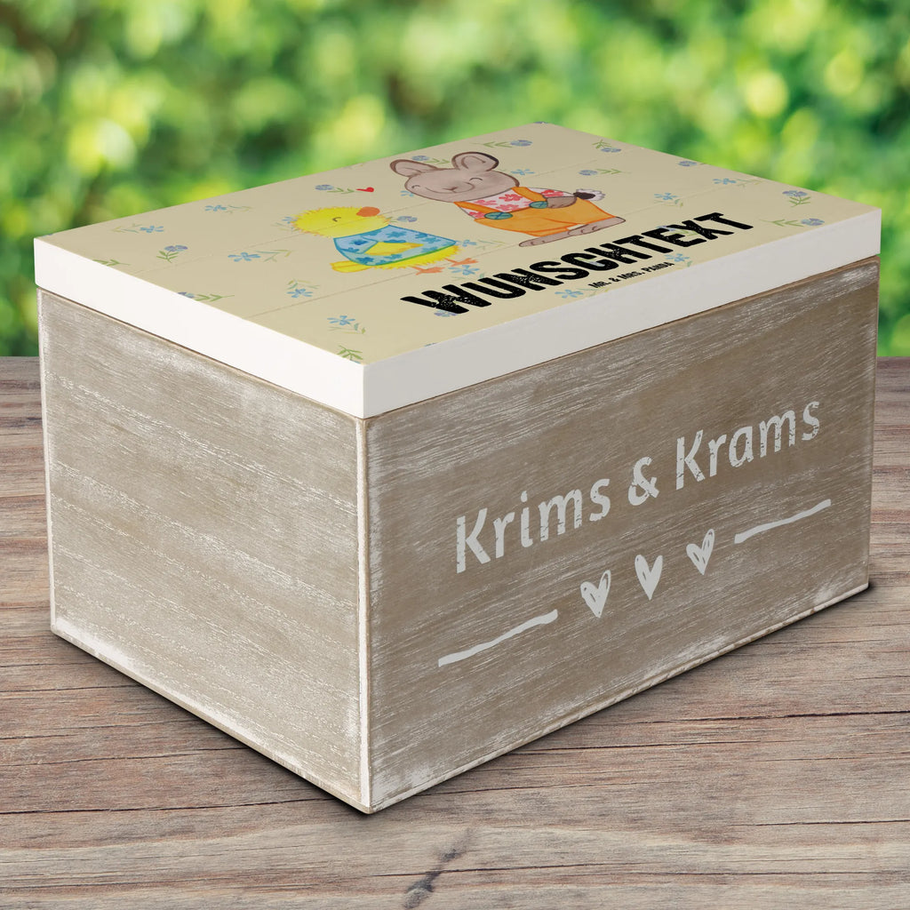 Personalisierte Holzkiste Ostern Freundschaft Holzkiste mit Namen, Kiste mit Namen, Schatzkiste mit Namen, Truhe mit Namen, Schatulle mit Namen, Erinnerungsbox mit Namen, Erinnerungskiste, mit Namen, Dekokiste mit Namen, Aufbewahrungsbox mit Namen, Holzkiste Personalisiert, Kiste Personalisiert, Schatzkiste Personalisiert, Truhe Personalisiert, Schatulle Personalisiert, Erinnerungsbox Personalisiert, Erinnerungskiste Personalisiert, Dekokiste Personalisiert, Aufbewahrungsbox Personalisiert, Geschenkbox personalisiert, GEschenkdose personalisiert, Ostern, Osterhase, Ostergeschenke, Osternest, Osterdeko, Geschenke zu Ostern, Ostern Geschenk, Ostergeschenke Kinder, Ostern Kinder, Ostergrüße, Ostereier, Frühling, Frühlingsgefühle, Hase, Liebe, Freundschaft, Liebesbeweis, Küken, Osterküken