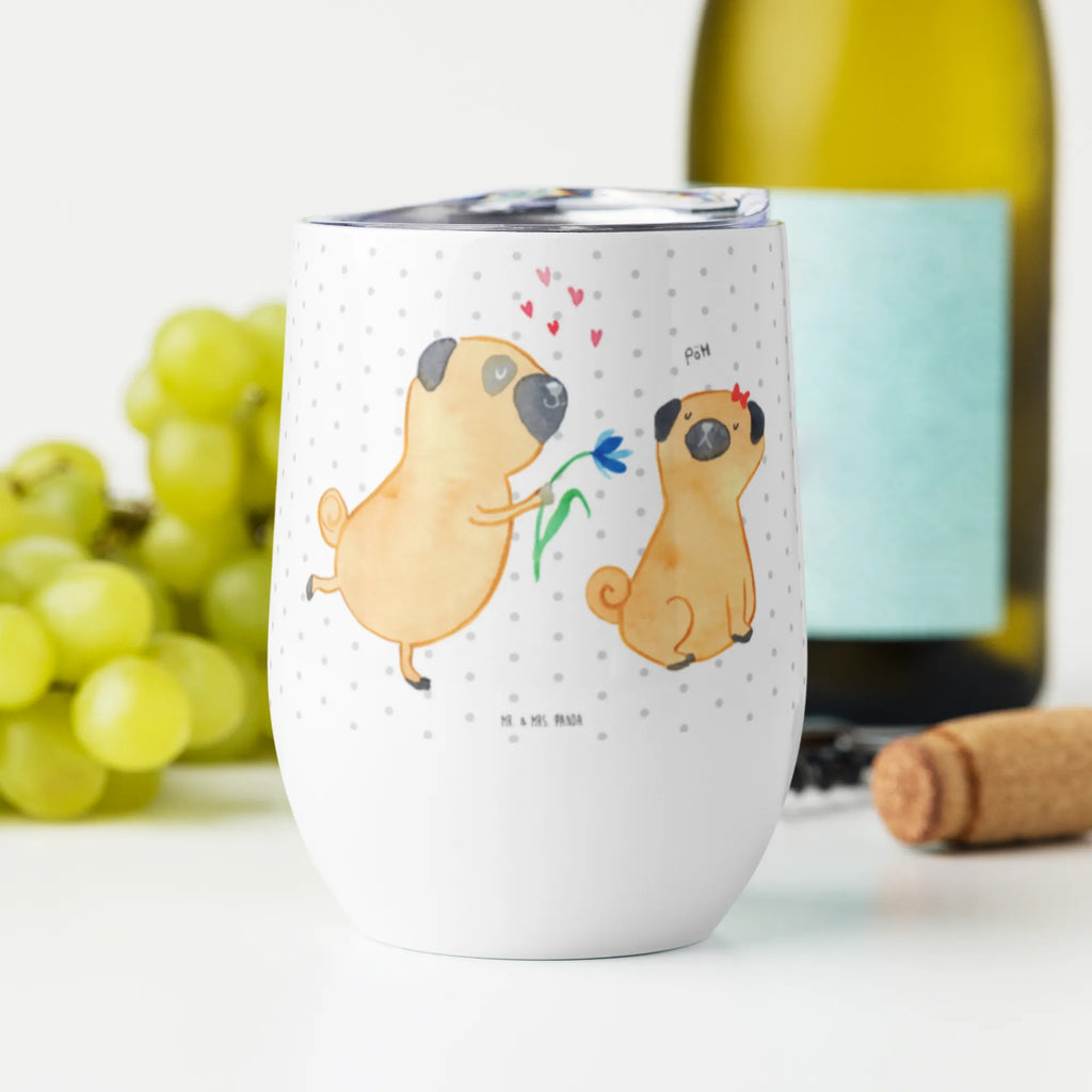 Weinbecher Mops verliebt Weinbecher, Glühwein Becher, Heißgetränke, Trinkbecher, Weinkelch, Weingläser, hochwertiger Weinbecher, Weinbecher Reisen, Weinbecher unterwegs, Thermobecher, Glühweinbecher, Hund, Hundemotiv, Haustier, Hunderasse, Tierliebhaber, Hundebesitzer, Sprüche, Mops, Möpse, Hundeliebe, verliebt, Liebe, Liebesspruch. Verlobt, Geschenk Freund, Partner