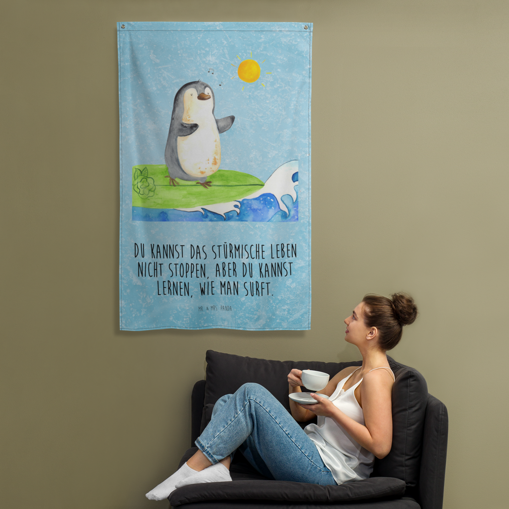 Wandteppich Pinguin Surfer Wandbehang, Dekoration, Boho, Wandteppich, Wandtuch, Wanddeko, Tapisserie, Tapestry, Wandbild, Textil-Kunst, Schmuck-Wandbehang, Wand Deko, Kinderzimmer, Kinderzimmer Wand, Kinderzimmer Deko, Kinderzimmer Wanddeko, Pinguin, Pinguine, surfen, Surfer, Hawaii, Urlaub, Wellen, Wellen reiten, Portugal