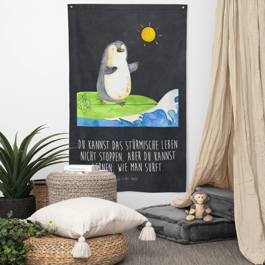 Wandteppich Pinguin Surfer Wandbehang, Dekoration, Boho, Wandteppich, Wandtuch, Wanddeko, Tapisserie, Tapestry, Wandbild, Textil-Kunst, Schmuck-Wandbehang, Wand Deko, Kinderzimmer, Kinderzimmer Wand, Kinderzimmer Deko, Kinderzimmer Wanddeko, Pinguin, Pinguine, surfen, Surfer, Hawaii, Urlaub, Wellen, Wellen reiten, Portugal