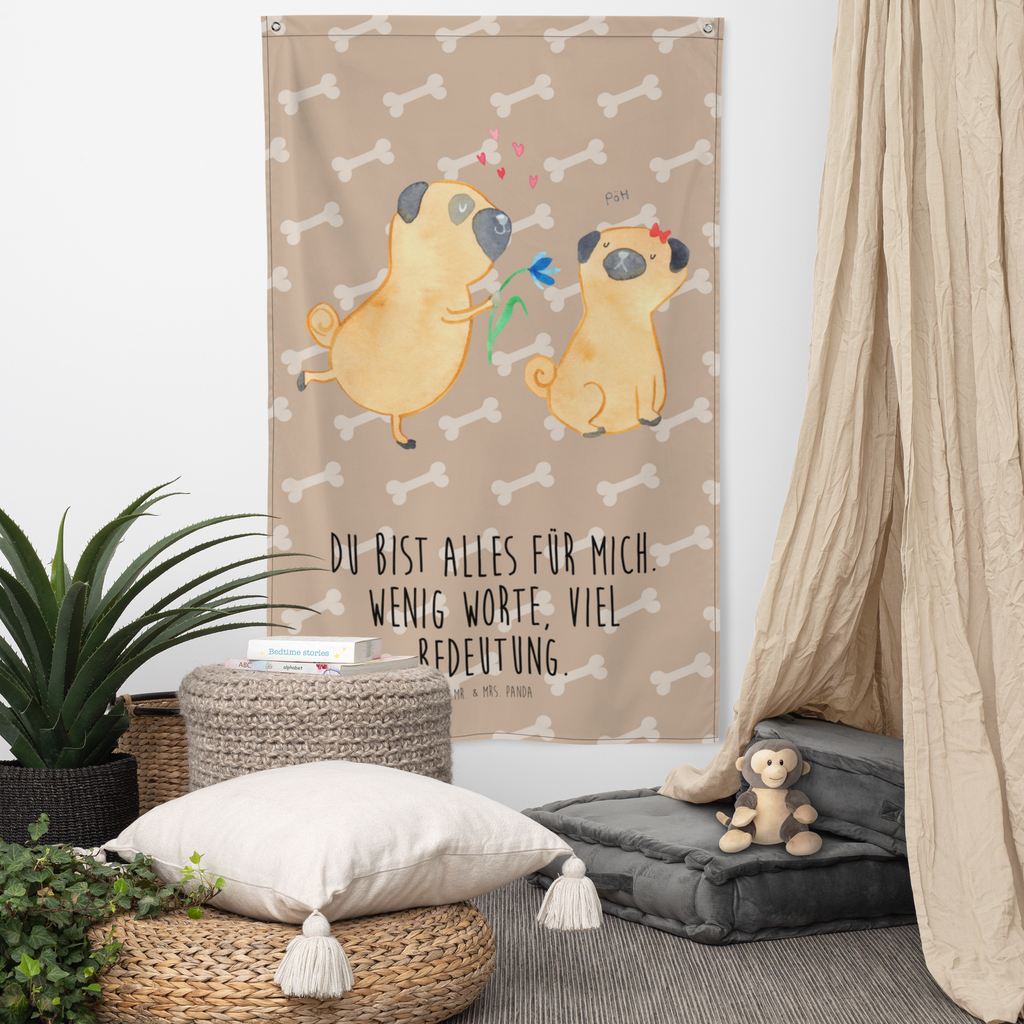 Wandteppich Mops verliebt Wandbehang, Dekoration, Boho, Wandteppich, Wandtuch, Wanddeko, Tapisserie, Tapestry, Wandbild, Textil-Kunst, Schmuck-Wandbehang, Wand Deko, Kinderzimmer, Kinderzimmer Wand, Kinderzimmer Deko, Kinderzimmer Wanddeko, Hund, Hundemotiv, Haustier, Hunderasse, Tierliebhaber, Hundebesitzer, Sprüche, Mops, Möpse, Hundeliebe, verliebt, Liebe, Liebesspruch. Verlobt, Geschenk Freund, Partner