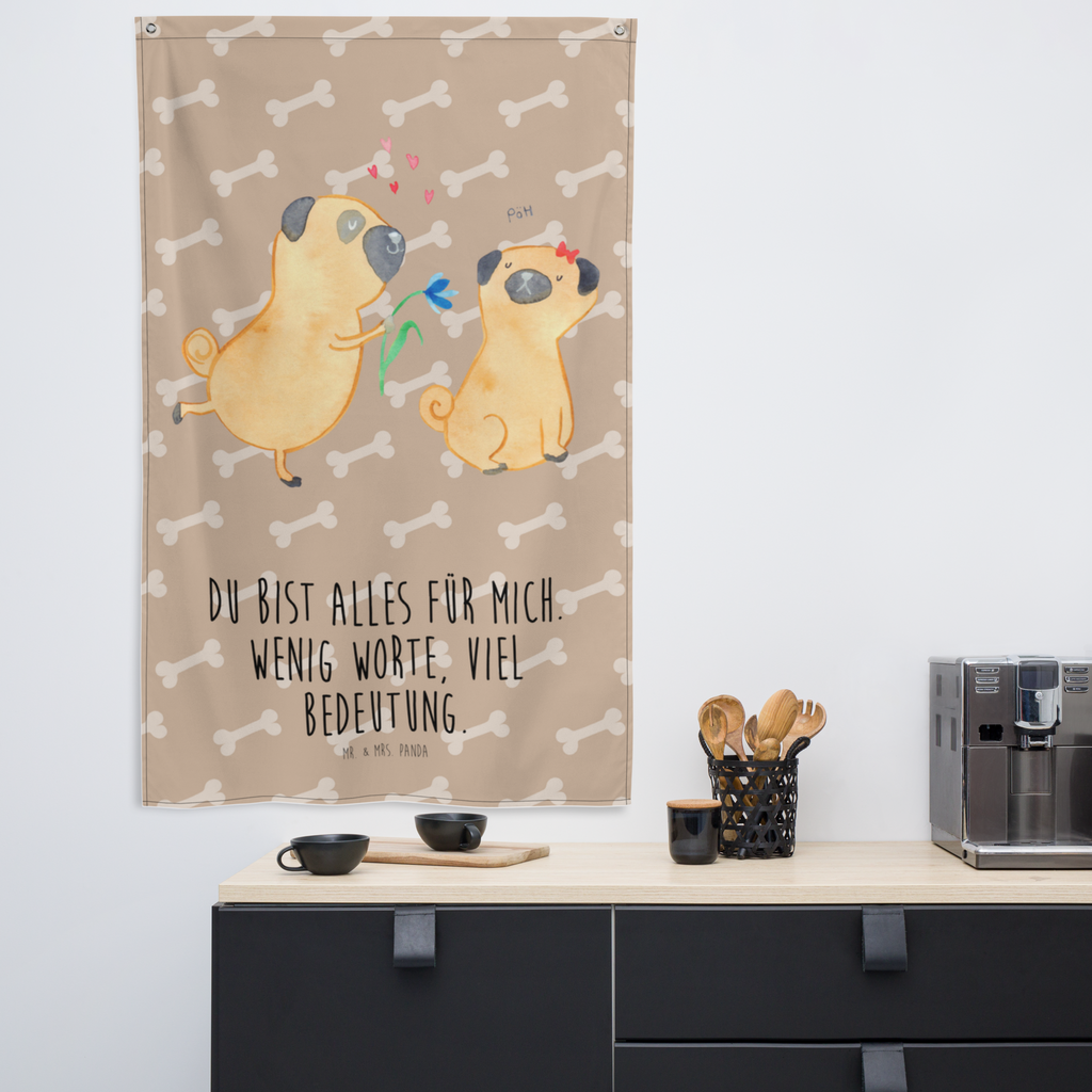 Wandteppich Mops verliebt Wandbehang, Dekoration, Boho, Wandteppich, Wandtuch, Wanddeko, Tapisserie, Tapestry, Wandbild, Textil-Kunst, Schmuck-Wandbehang, Wand Deko, Kinderzimmer, Kinderzimmer Wand, Kinderzimmer Deko, Kinderzimmer Wanddeko, Hund, Hundemotiv, Haustier, Hunderasse, Tierliebhaber, Hundebesitzer, Sprüche, Mops, Möpse, Hundeliebe, verliebt, Liebe, Liebesspruch. Verlobt, Geschenk Freund, Partner