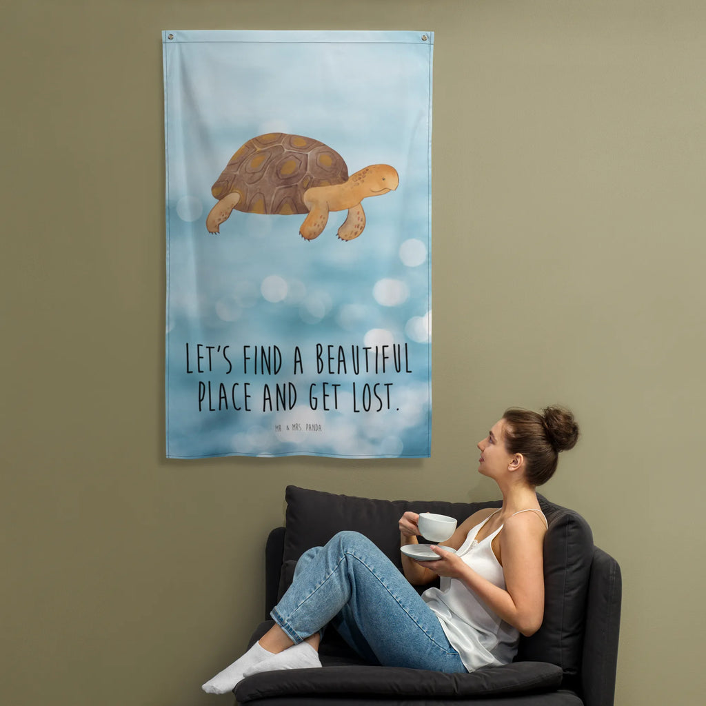 Tapestry tortoise March Wandbehang, Dekoration, Boho, Wandteppich, Wandtuch, Wanddeko, Tapisserie, Tapestry, Wandbild, Textil-Kunst, Schmuck-Wandbehang, Wand Deko, Kinderzimmer, Kinderzimmer Wand, Kinderzimmer Deko, Kinderzimmer Wanddeko, Meerestiere, Meer, Urlaub, Schildkröte, Schildkröten, get lost, Abenteuer, Reiselust, Inspiration, Neustart, Motivation, Lieblingsmensch