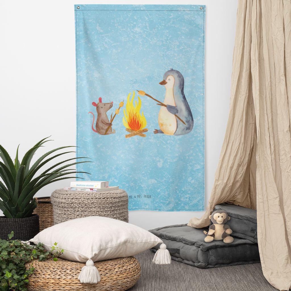 Wandteppich Pinguin Lagerfeuer Wandbehang, Dekoration, Boho, Wandteppich, Wandtuch, Wanddeko, Tapisserie, Tapestry, Wandbild, Textil-Kunst, Schmuck-Wandbehang, Wand Deko, Kinderzimmer, Kinderzimmer Wand, Kinderzimmer Deko, Kinderzimmer Wanddeko, Pinguin, Maus, Pinguine, Lagerfeuer, Leben, Arbeit, Job, Motivation, Büro, Büroalltag, Lebensspruch, Lebensmotivation, Neustart, Liebe, grillen, Feuer, Marshmallows