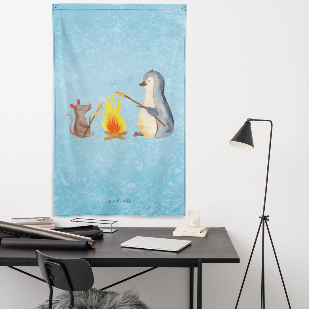 Wandteppich Pinguin Lagerfeuer Wandbehang, Dekoration, Boho, Wandteppich, Wandtuch, Wanddeko, Tapisserie, Tapestry, Wandbild, Textil-Kunst, Schmuck-Wandbehang, Wand Deko, Kinderzimmer, Kinderzimmer Wand, Kinderzimmer Deko, Kinderzimmer Wanddeko, Pinguin, Maus, Pinguine, Lagerfeuer, Leben, Arbeit, Job, Motivation, Büro, Büroalltag, Lebensspruch, Lebensmotivation, Neustart, Liebe, grillen, Feuer, Marshmallows