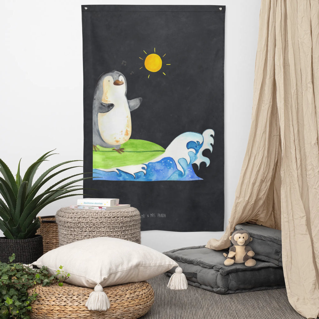 Wandteppich Pinguin Surfer Wandbehang, Dekoration, Boho, Wandteppich, Wandtuch, Wanddeko, Tapisserie, Tapestry, Wandbild, Textil-Kunst, Schmuck-Wandbehang, Wand Deko, Kinderzimmer, Kinderzimmer Wand, Kinderzimmer Deko, Kinderzimmer Wanddeko, Pinguin, Pinguine, surfen, Surfer, Hawaii, Urlaub, Wellen, Wellen reiten, Portugal