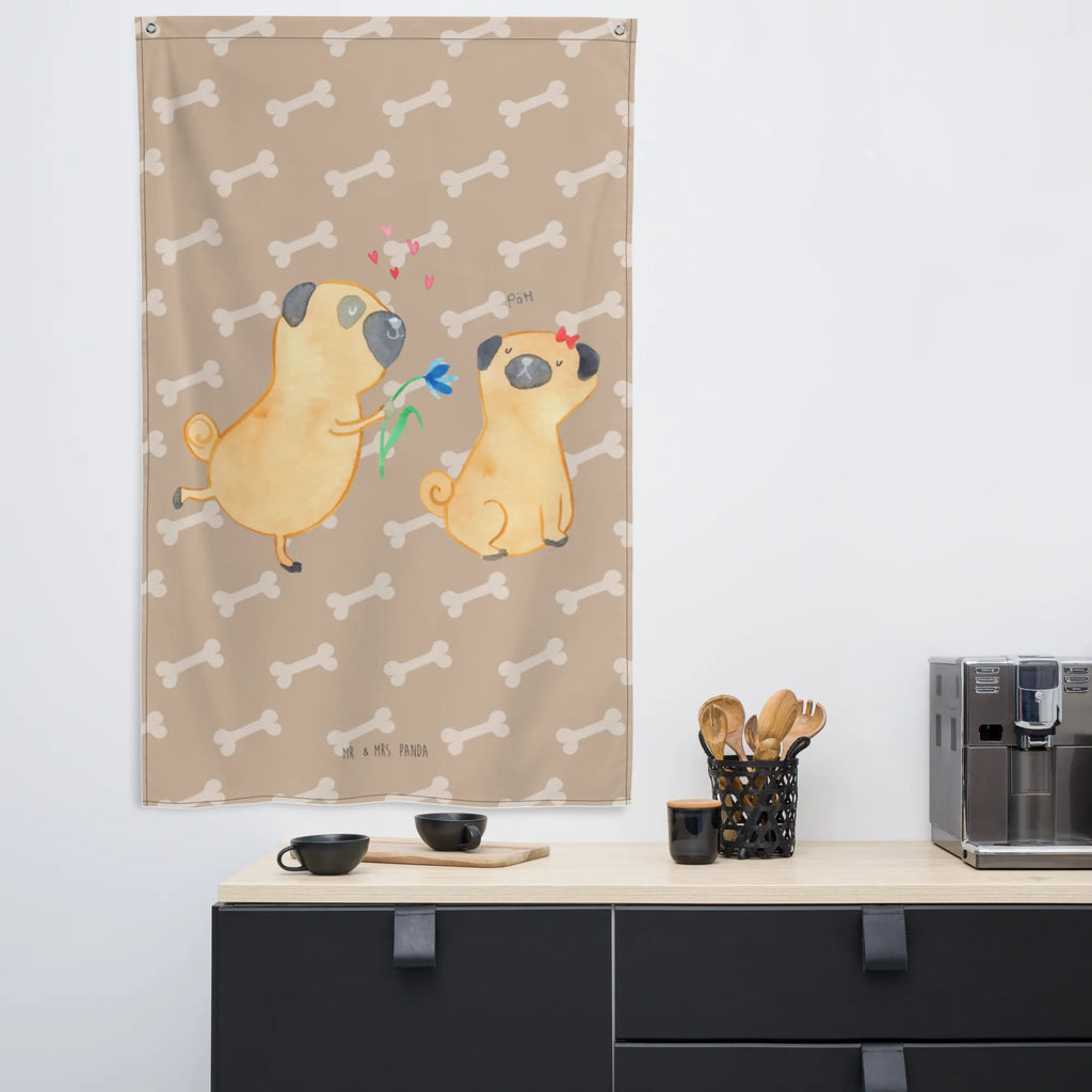 Wandteppich Mops verliebt Wandbehang, Dekoration, Boho, Wandteppich, Wandtuch, Wanddeko, Tapisserie, Tapestry, Wandbild, Textil-Kunst, Schmuck-Wandbehang, Wand Deko, Kinderzimmer, Kinderzimmer Wand, Kinderzimmer Deko, Kinderzimmer Wanddeko, Hund, Hundemotiv, Haustier, Hunderasse, Tierliebhaber, Hundebesitzer, Sprüche, Mops, Möpse, Hundeliebe, verliebt, Liebe, Liebesspruch. Verlobt, Geschenk Freund, Partner