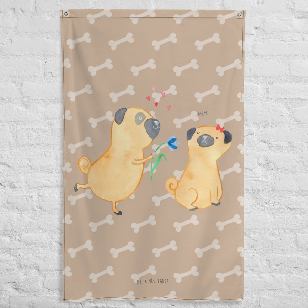 Wandteppich Mops verliebt Wandbehang, Dekoration, Boho, Wandteppich, Wandtuch, Wanddeko, Tapisserie, Tapestry, Wandbild, Textil-Kunst, Schmuck-Wandbehang, Wand Deko, Kinderzimmer, Kinderzimmer Wand, Kinderzimmer Deko, Kinderzimmer Wanddeko, Hund, Hundemotiv, Haustier, Hunderasse, Tierliebhaber, Hundebesitzer, Sprüche, Mops, Möpse, Hundeliebe, verliebt, Liebe, Liebesspruch. Verlobt, Geschenk Freund, Partner