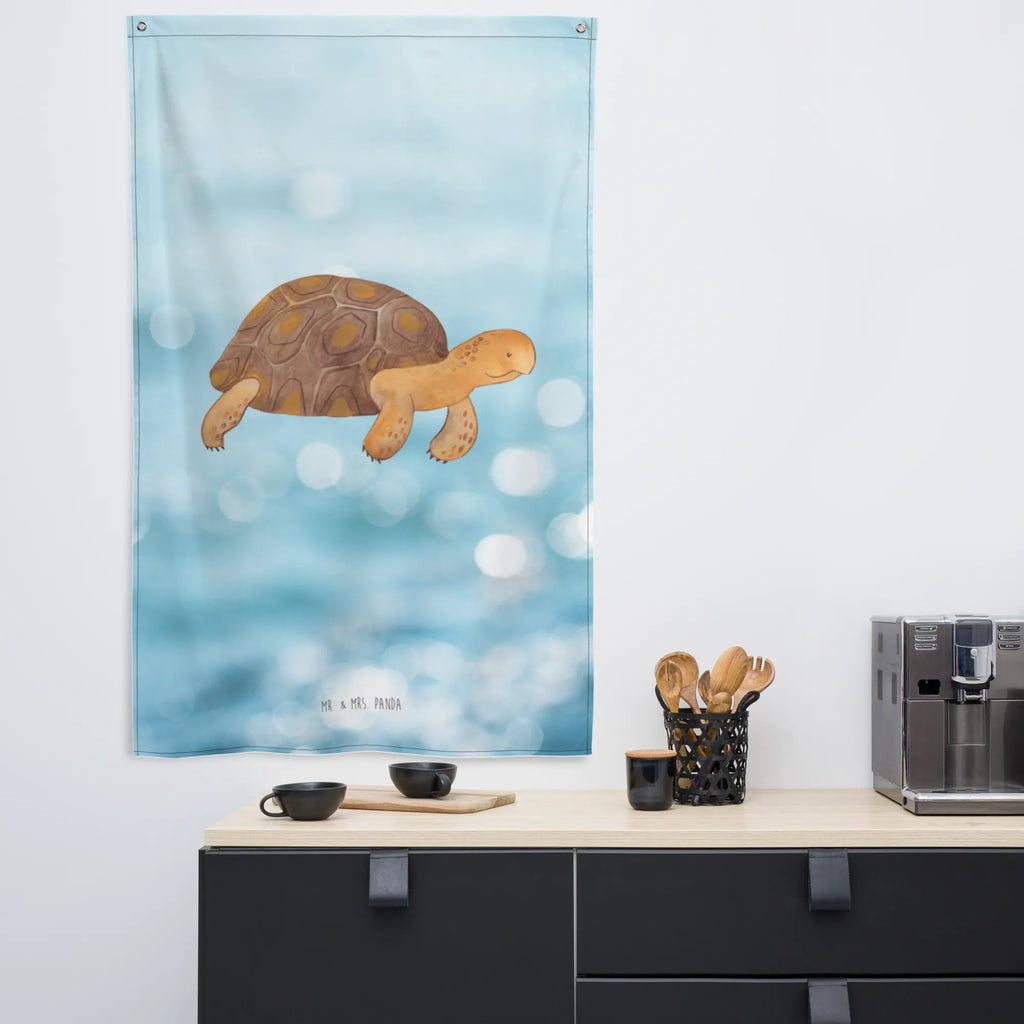 Wandteppich Schildkröte marschiert Wandbehang, Dekoration, Boho, Wandteppich, Wandtuch, Wanddeko, Tapisserie, Tapestry, Wandbild, Textil-Kunst, Schmuck-Wandbehang, Wand Deko, Kinderzimmer, Kinderzimmer Wand, Kinderzimmer Deko, Kinderzimmer Wanddeko, Meerestiere, Meer, Urlaub, Schildkröte, Schildkröten, get lost, Abenteuer, Reiselust, Inspiration, Neustart, Motivation, Lieblingsmensch