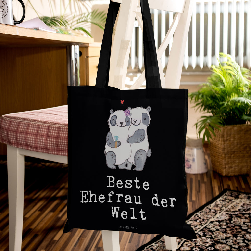 Tragetasche Panda Beste Ehefrau der Welt Beuteltasche, Beutel, Einkaufstasche, Jutebeutel, Stoffbeutel, Tasche, Shopper, Umhängetasche, Strandtasche, Schultertasche, Stofftasche, Tragetasche, Badetasche, Jutetasche, Einkaufstüte, Laptoptasche, für, Dankeschön, Geschenk, Schenken, Geburtstag, Geburtstagsgeschenk, Geschenkidee, Danke, Bedanken, Mitbringsel, Freude machen, Geschenktipp, Ehefrau, Beste, Frau, Partnerin, Freundin, Traumfrau, Hochzeit, Liebling, Ehepartner, Ehe, Gattin, Lebensgefährtin, Braut, Kleinigkeit