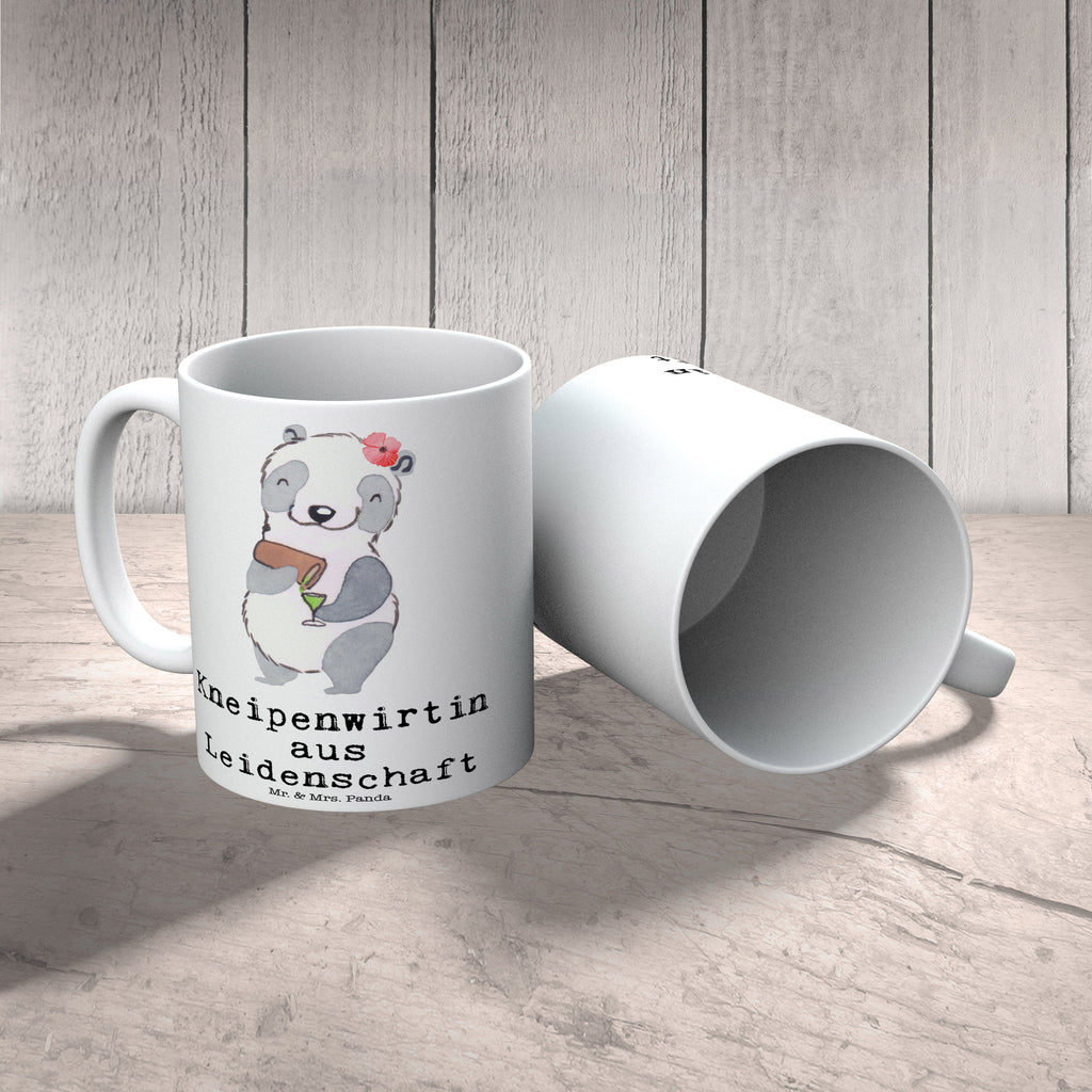 Tasse Kneipenwirtin aus Leidenschaft Tasse, Kaffeetasse, Teetasse, Becher, Kaffeebecher, Teebecher, Keramiktasse, Porzellantasse, Büro Tasse, Geschenk Tasse, Tasse Sprüche, Tasse Motive, Beruf, Ausbildung, Jubiläum, Abschied, Rente, Kollege, Kollegin, Geschenk, Schenken, Arbeitskollege, Mitarbeiter, Firma, Danke, Dankeschön, Kneipenwirtin, Gastwirtin, Gaststätte, Kneipe, Eröffnung, Barkeeperin, Rum, Bar