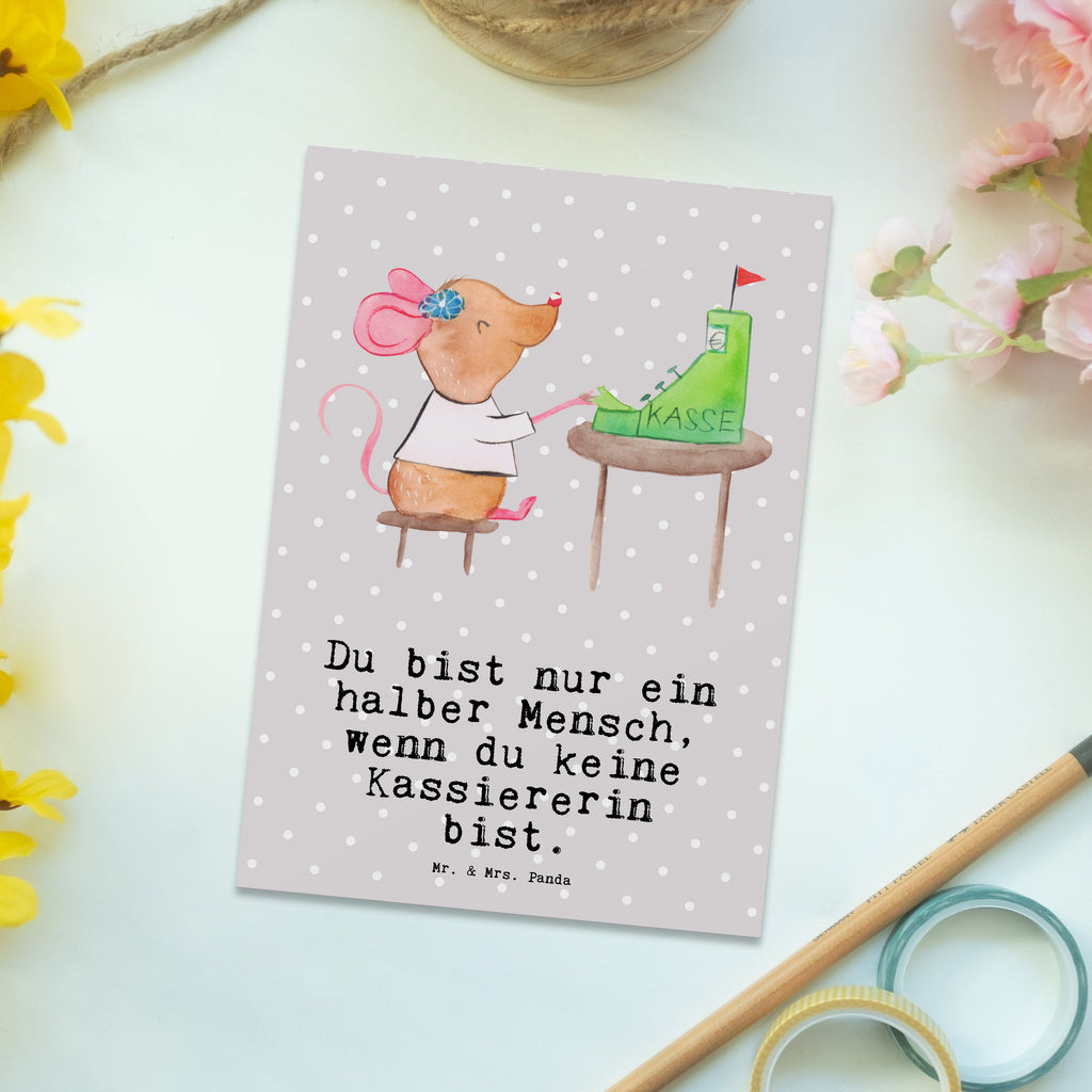 Postkarte Kassiererin mit Herz Postkarte, Karte, Geschenkkarte, Grußkarte, Einladung, Ansichtskarte, Geburtstagskarte, Einladungskarte, Dankeskarte, Ansichtskarten, Einladung Geburtstag, Einladungskarten Geburtstag, Beruf, Ausbildung, Jubiläum, Abschied, Rente, Kollege, Kollegin, Geschenk, Schenken, Arbeitskollege, Mitarbeiter, Firma, Danke, Dankeschön, Kassiererin, Kassenwartin, Mitarbeiterin Kasse