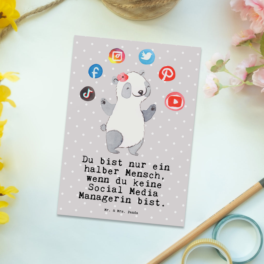 Postkarte Social Media Managerin mit Herz Postkarte, Karte, Geschenkkarte, Grußkarte, Einladung, Ansichtskarte, Geburtstagskarte, Einladungskarte, Dankeskarte, Ansichtskarten, Einladung Geburtstag, Einladungskarten Geburtstag, Beruf, Ausbildung, Jubiläum, Abschied, Rente, Kollege, Kollegin, Geschenk, Schenken, Arbeitskollege, Mitarbeiter, Firma, Danke, Dankeschön