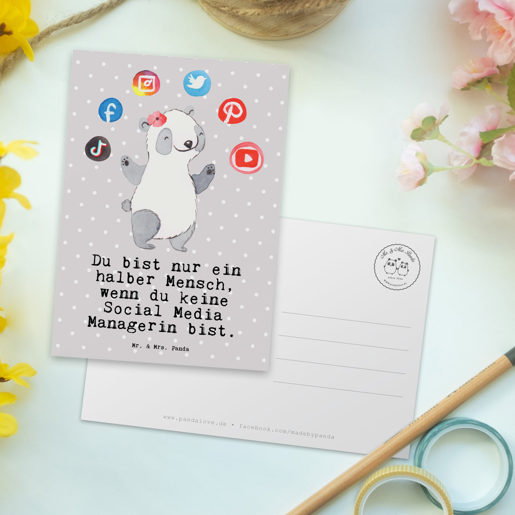 Postkarte Social Media Managerin mit Herz Postkarte, Karte, Geschenkkarte, Grußkarte, Einladung, Ansichtskarte, Geburtstagskarte, Einladungskarte, Dankeskarte, Ansichtskarten, Einladung Geburtstag, Einladungskarten Geburtstag, Beruf, Ausbildung, Jubiläum, Abschied, Rente, Kollege, Kollegin, Geschenk, Schenken, Arbeitskollege, Mitarbeiter, Firma, Danke, Dankeschön