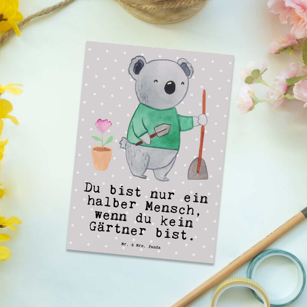 Postkarte Gärtner mit Herz Postkarte, Karte, Geschenkkarte, Grußkarte, Einladung, Ansichtskarte, Geburtstagskarte, Einladungskarte, Dankeskarte, Ansichtskarten, Einladung Geburtstag, Einladungskarten Geburtstag, Beruf, Ausbildung, Jubiläum, Abschied, Rente, Kollege, Kollegin, Geschenk, Schenken, Arbeitskollege, Mitarbeiter, Firma, Danke, Dankeschön, Gärtner, Gartenplaner, Gärtnerei, Gartenbau, Hobbygärtner, Garten- und Landschaftsbauer