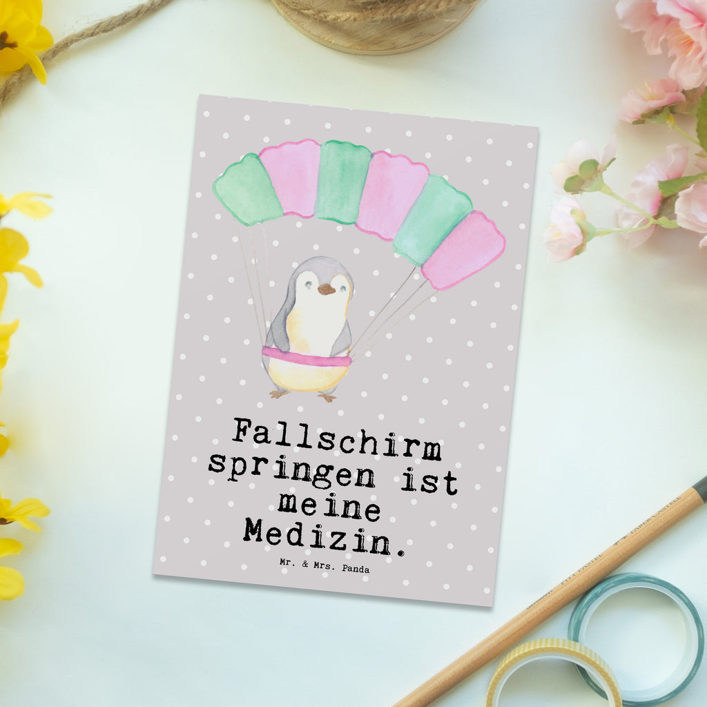 Postkarte Pinguin Fallschirm springen Medizin Postkarte, Karte, Geschenkkarte, Grußkarte, Einladung, Ansichtskarte, Geburtstagskarte, Einladungskarte, Dankeskarte, Ansichtskarten, Einladung Geburtstag, Einladungskarten Geburtstag, Geschenk, Sport, Sportart, Hobby, Schenken, Danke, Dankeschön, Auszeichnung, Gewinn, Sportler, Fallschirmspringen, Skydive, Fallschirmsprung, Tandemsprung, Fallschirmflug, Freifall, Erlebnisgeschenk, Adrenalinkick, Extreme Sport, Luftakrobatik, Adrenalinrausch, Parachute Jumping