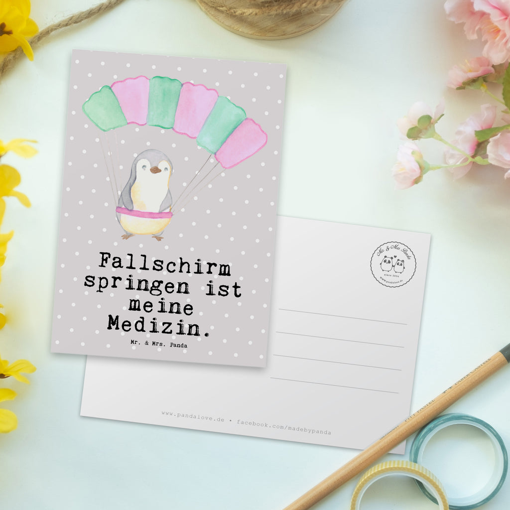 Postkarte Pinguin Fallschirm springen Medizin Postkarte, Karte, Geschenkkarte, Grußkarte, Einladung, Ansichtskarte, Geburtstagskarte, Einladungskarte, Dankeskarte, Ansichtskarten, Einladung Geburtstag, Einladungskarten Geburtstag, Geschenk, Sport, Sportart, Hobby, Schenken, Danke, Dankeschön, Auszeichnung, Gewinn, Sportler, Fallschirmspringen, Skydive, Fallschirmsprung, Tandemsprung, Fallschirmflug, Freifall, Erlebnisgeschenk, Adrenalinkick, Extreme Sport, Luftakrobatik, Adrenalinrausch, Parachute Jumping