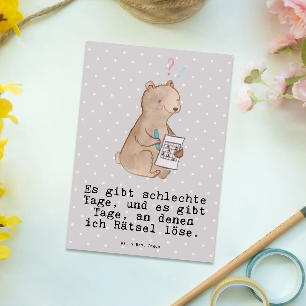 Postkarte Bär Rätsel lösen Postkarte, Karte, Geschenkkarte, Grußkarte, Einladung, Ansichtskarte, Geburtstagskarte, Einladungskarte, Dankeskarte, Ansichtskarten, Einladung Geburtstag, Einladungskarten Geburtstag, Geschenk, Sport, Sportart, Hobby, Schenken, Danke, Dankeschön, Auszeichnung, Gewinn, Sportler, Rätsel lösen, Kreuzworträtsel lösen, Knobeln, Gedächtnistraining, Gedächtnissport