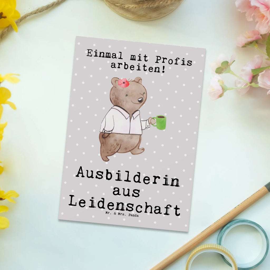 Postkarte Ausbilderin aus Leidenschaft Postkarte, Karte, Geschenkkarte, Grußkarte, Einladung, Ansichtskarte, Geburtstagskarte, Einladungskarte, Dankeskarte, Ansichtskarten, Einladung Geburtstag, Einladungskarten Geburtstag, Beruf, Ausbildung, Jubiläum, Abschied, Rente, Kollege, Kollegin, Geschenk, Schenken, Arbeitskollege, Mitarbeiter, Firma, Danke, Dankeschön, Ausbilderin, Tutorin, Ausbilderprüfung