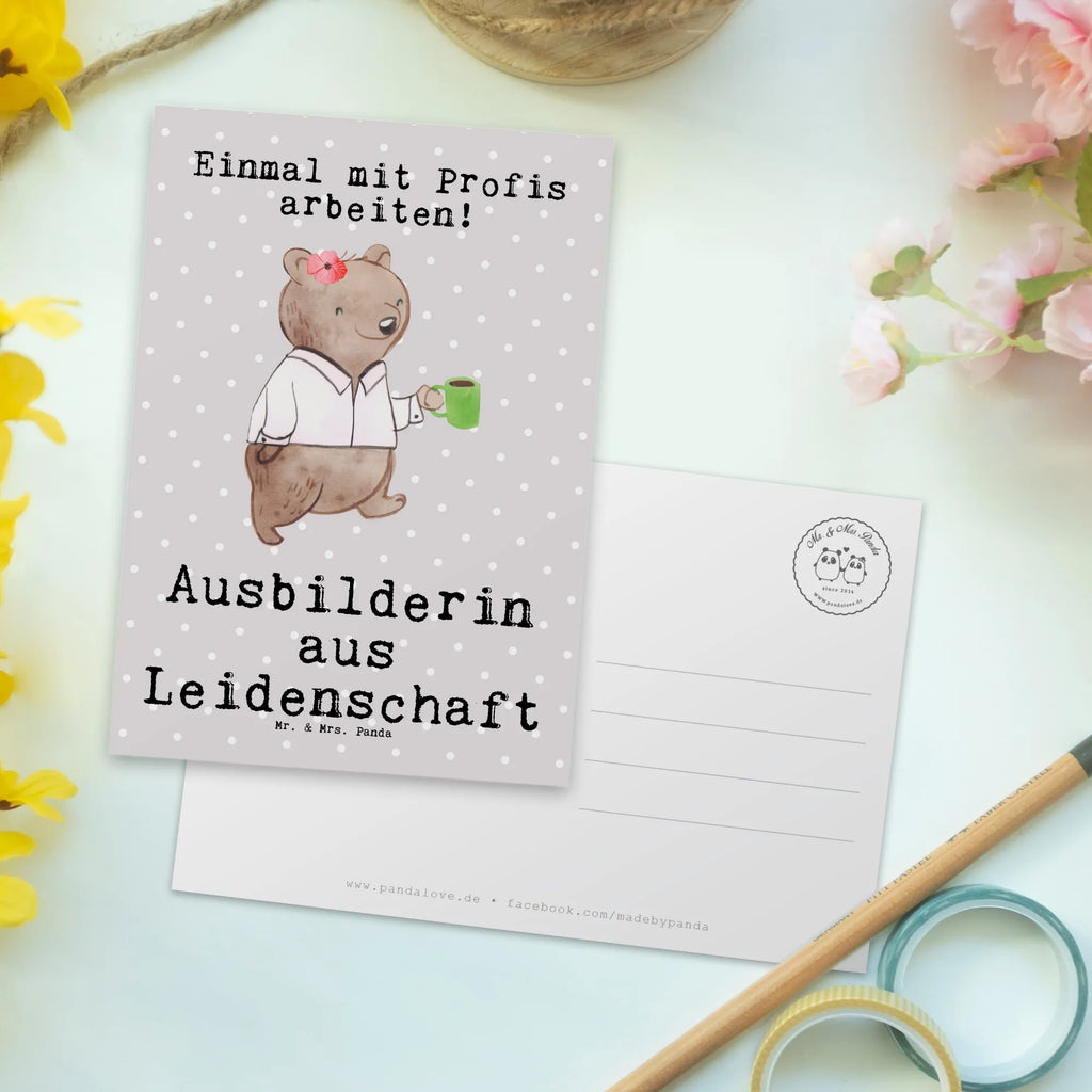 Postkarte Ausbilderin aus Leidenschaft Postkarte, Karte, Geschenkkarte, Grußkarte, Einladung, Ansichtskarte, Geburtstagskarte, Einladungskarte, Dankeskarte, Ansichtskarten, Einladung Geburtstag, Einladungskarten Geburtstag, Beruf, Ausbildung, Jubiläum, Abschied, Rente, Kollege, Kollegin, Geschenk, Schenken, Arbeitskollege, Mitarbeiter, Firma, Danke, Dankeschön, Ausbilderin, Tutorin, Ausbilderprüfung