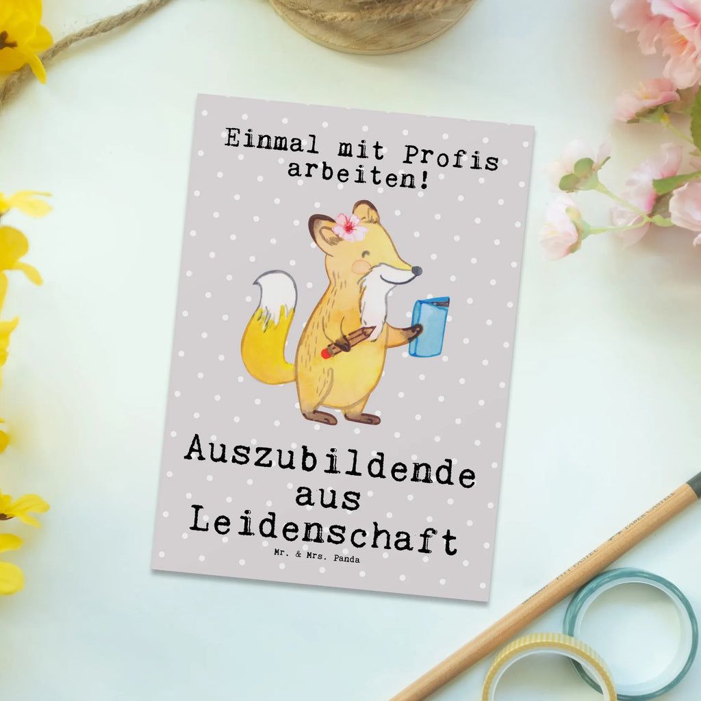 Postkarte Auszubildende aus Leidenschaft Postkarte, Karte, Geschenkkarte, Grußkarte, Einladung, Ansichtskarte, Geburtstagskarte, Einladungskarte, Dankeskarte, Ansichtskarten, Einladung Geburtstag, Einladungskarten Geburtstag, Beruf, Ausbildung, Jubiläum, Abschied, Rente, Kollege, Kollegin, Geschenk, Schenken, Arbeitskollege, Mitarbeiter, Firma, Danke, Dankeschön, Auszubildende, Azubine, Ausbildungsbeginn, Abschlussprüfung, Beginn der Ausbildung, Glücksbringer zur Ausbildung