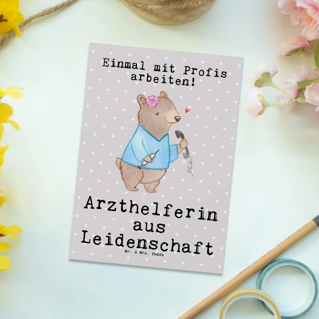 Postkarte Arzthelferin aus Leidenschaft Postkarte, Karte, Geschenkkarte, Grußkarte, Einladung, Ansichtskarte, Geburtstagskarte, Einladungskarte, Dankeskarte, Ansichtskarten, Einladung Geburtstag, Einladungskarten Geburtstag, Beruf, Ausbildung, Jubiläum, Abschied, Rente, Kollege, Kollegin, Geschenk, Schenken, Arbeitskollege, Mitarbeiter, Firma, Danke, Dankeschön, Arzthelferin, Medizinische Fachangestellte