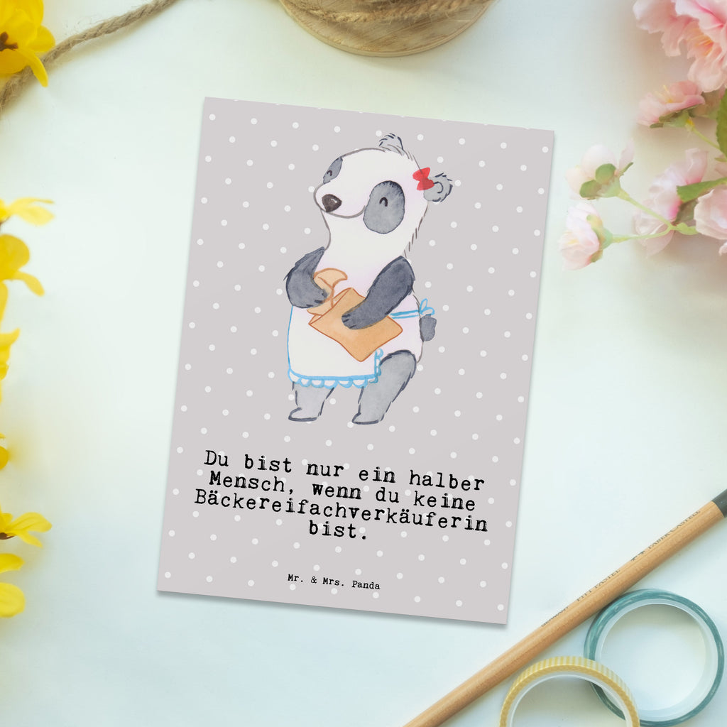 Postkarte Bäckereifachverkäuferin mit Herz Postkarte, Karte, Geschenkkarte, Grußkarte, Einladung, Ansichtskarte, Geburtstagskarte, Einladungskarte, Dankeskarte, Ansichtskarten, Einladung Geburtstag, Einladungskarten Geburtstag, Beruf, Ausbildung, Jubiläum, Abschied, Rente, Kollege, Kollegin, Geschenk, Schenken, Arbeitskollege, Mitarbeiter, Firma, Danke, Dankeschön, Bäckereifachverkäuferin, Backwarenverkäuferin, Bäckerei, Backstube, Bäckerladen, Brotmanufaktur