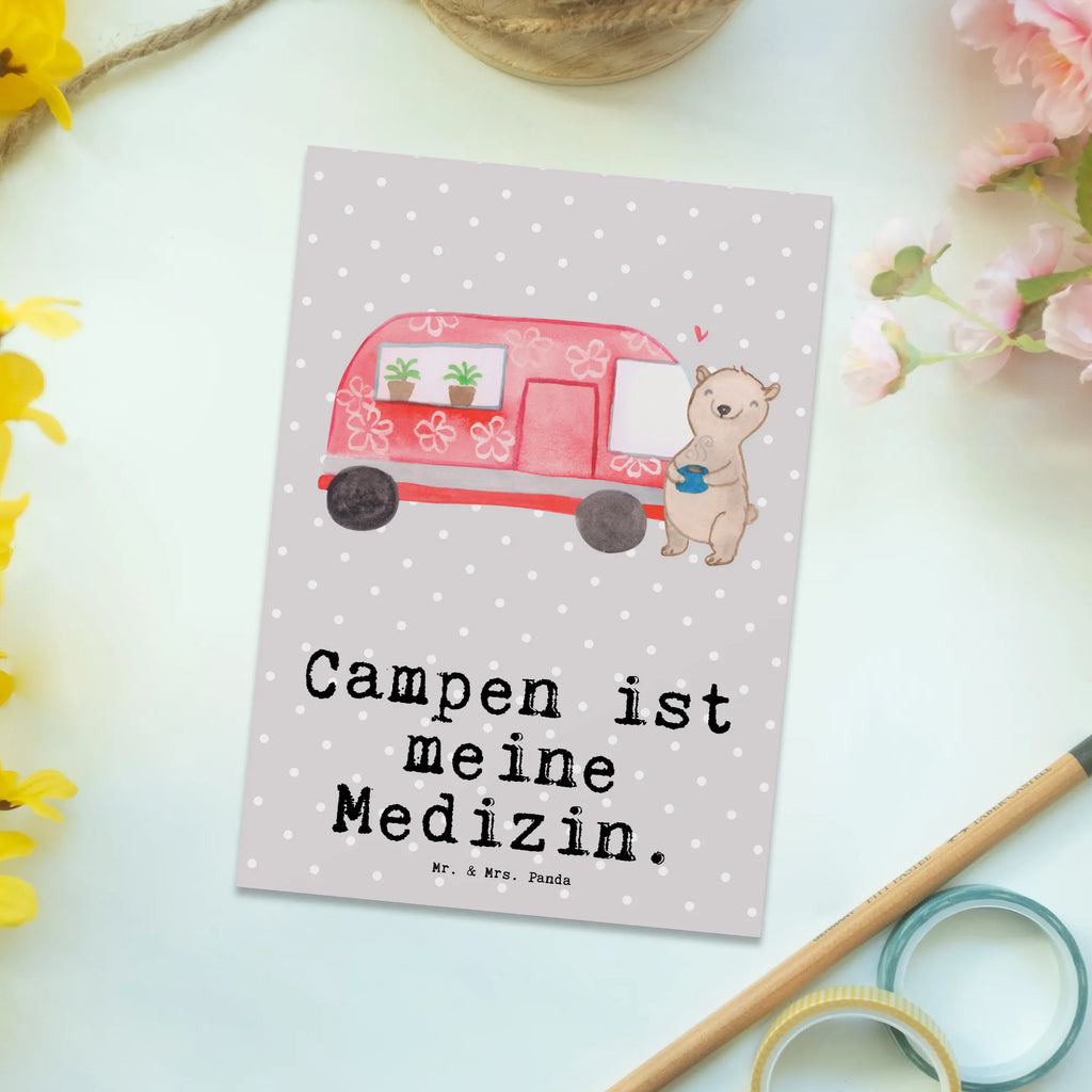 Postkarte Bär Camper Postkarte, Karte, Geschenkkarte, Grußkarte, Einladung, Ansichtskarte, Geburtstagskarte, Einladungskarte, Dankeskarte, Ansichtskarten, Einladung Geburtstag, Einladungskarten Geburtstag, Geschenk, Sport, Sportart, Hobby, Schenken, Danke, Dankeschön, Auszeichnung, Gewinn, Sportler, Camper, Campen, Zelten, Campingplatz, Wohnmobil, Roadtrip, Urlaub