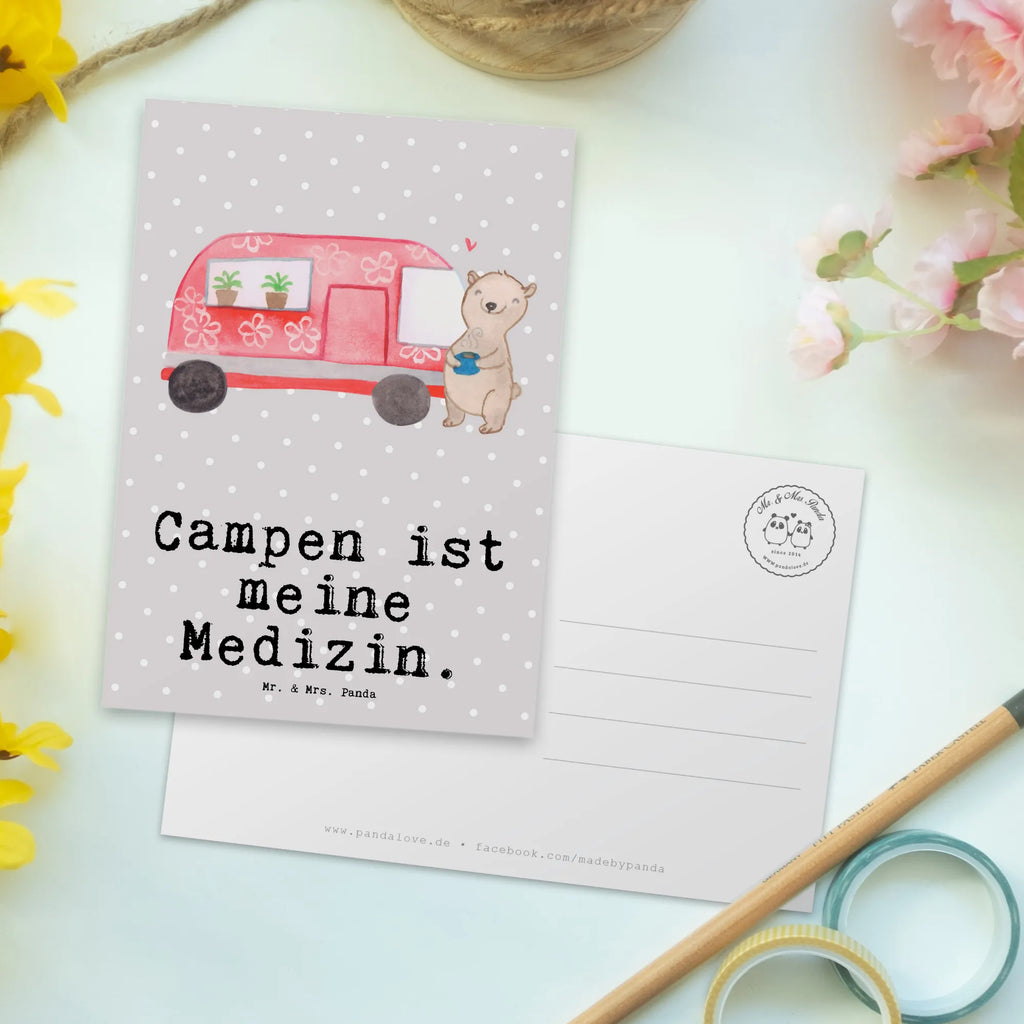 Postkarte Bär Camper Postkarte, Karte, Geschenkkarte, Grußkarte, Einladung, Ansichtskarte, Geburtstagskarte, Einladungskarte, Dankeskarte, Ansichtskarten, Einladung Geburtstag, Einladungskarten Geburtstag, Geschenk, Sport, Sportart, Hobby, Schenken, Danke, Dankeschön, Auszeichnung, Gewinn, Sportler, Camper, Campen, Zelten, Campingplatz, Wohnmobil, Roadtrip, Urlaub