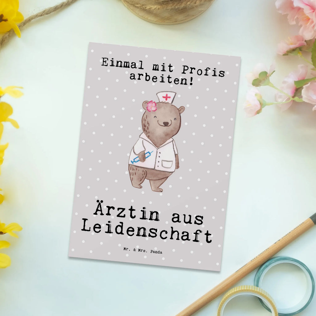 Postkarte Ärztin aus Leidenschaft Postkarte, Karte, Geschenkkarte, Grußkarte, Einladung, Ansichtskarte, Geburtstagskarte, Einladungskarte, Dankeskarte, Ansichtskarten, Einladung Geburtstag, Einladungskarten Geburtstag, Beruf, Ausbildung, Jubiläum, Abschied, Rente, Kollege, Kollegin, Geschenk, Schenken, Arbeitskollege, Mitarbeiter, Firma, Danke, Dankeschön, Ärztin, Hausärztin, Medizinerin, Doktorin, Medizinstudium, Doktortitel, Arztpraxis