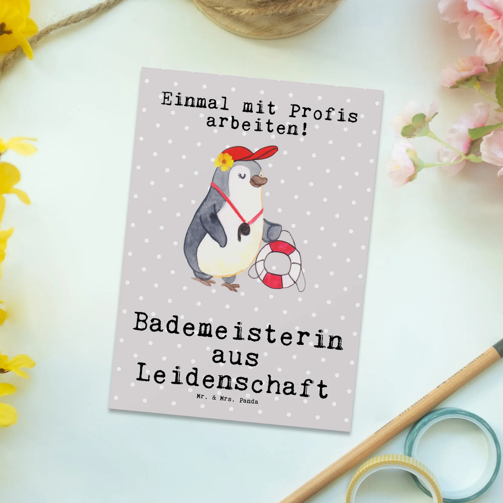 Postkarte Bademeisterin aus Leidenschaft Postkarte, Karte, Geschenkkarte, Grußkarte, Einladung, Ansichtskarte, Geburtstagskarte, Einladungskarte, Dankeskarte, Ansichtskarten, Einladung Geburtstag, Einladungskarten Geburtstag, Beruf, Ausbildung, Jubiläum, Abschied, Rente, Kollege, Kollegin, Geschenk, Schenken, Arbeitskollege, Mitarbeiter, Firma, Danke, Dankeschön, Bademeisterin, Rettungsschwimmerin, Schwimmmeisterin, Schwimmbad, Freibad, Badeanstalt, Schwimmverein, Schwimmschule