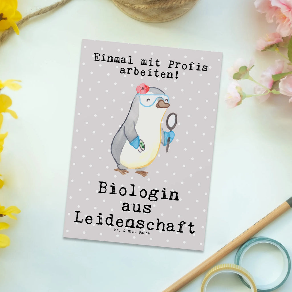 Postkarte Biologin aus Leidenschaft Postkarte, Karte, Geschenkkarte, Grußkarte, Einladung, Ansichtskarte, Geburtstagskarte, Einladungskarte, Dankeskarte, Ansichtskarten, Einladung Geburtstag, Einladungskarten Geburtstag, Beruf, Ausbildung, Jubiläum, Abschied, Rente, Kollege, Kollegin, Geschenk, Schenken, Arbeitskollege, Mitarbeiter, Firma, Danke, Dankeschön, Biologin, Biologie, Naturwissenschaftlerin, Labor, Studium, Bachelor, Master