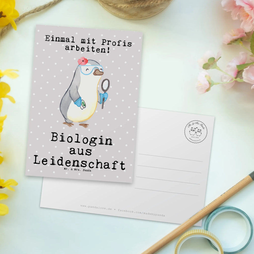 Postkarte Biologin aus Leidenschaft Postkarte, Karte, Geschenkkarte, Grußkarte, Einladung, Ansichtskarte, Geburtstagskarte, Einladungskarte, Dankeskarte, Ansichtskarten, Einladung Geburtstag, Einladungskarten Geburtstag, Beruf, Ausbildung, Jubiläum, Abschied, Rente, Kollege, Kollegin, Geschenk, Schenken, Arbeitskollege, Mitarbeiter, Firma, Danke, Dankeschön, Biologin, Biologie, Naturwissenschaftlerin, Labor, Studium, Bachelor, Master